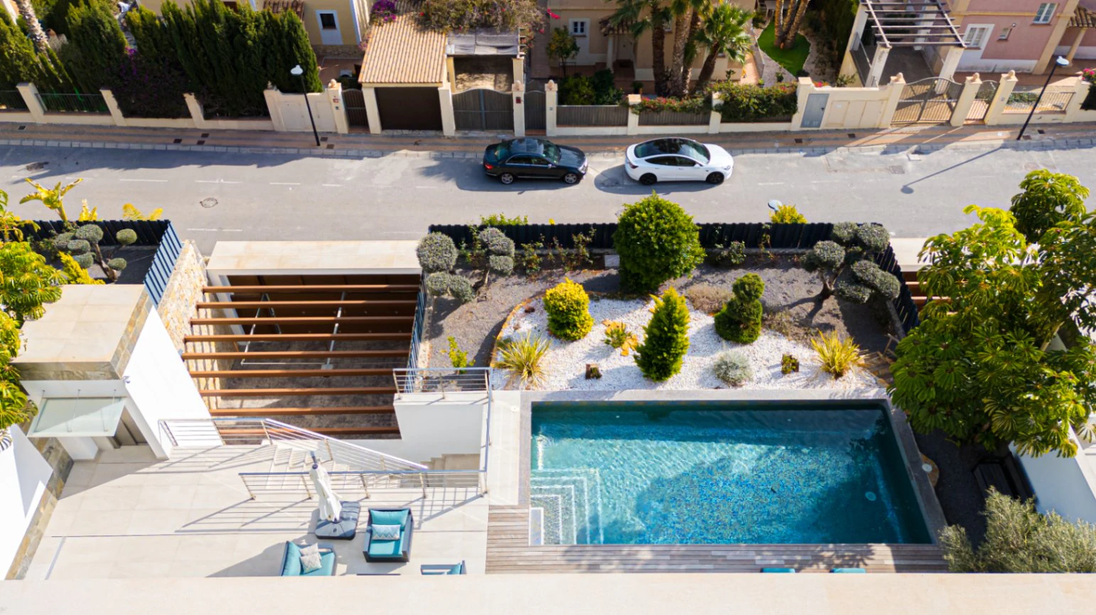 Villa moderne spacieuse avec des vues imprenables sur la mer.