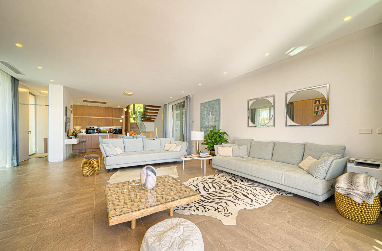 Moderne luxe villa in Sierra Cortina met een groot perceel