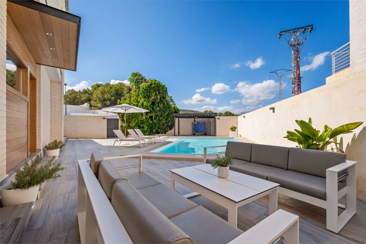 Villa moderne de deux habitations avec piscine, à deux pas de tous les services.
