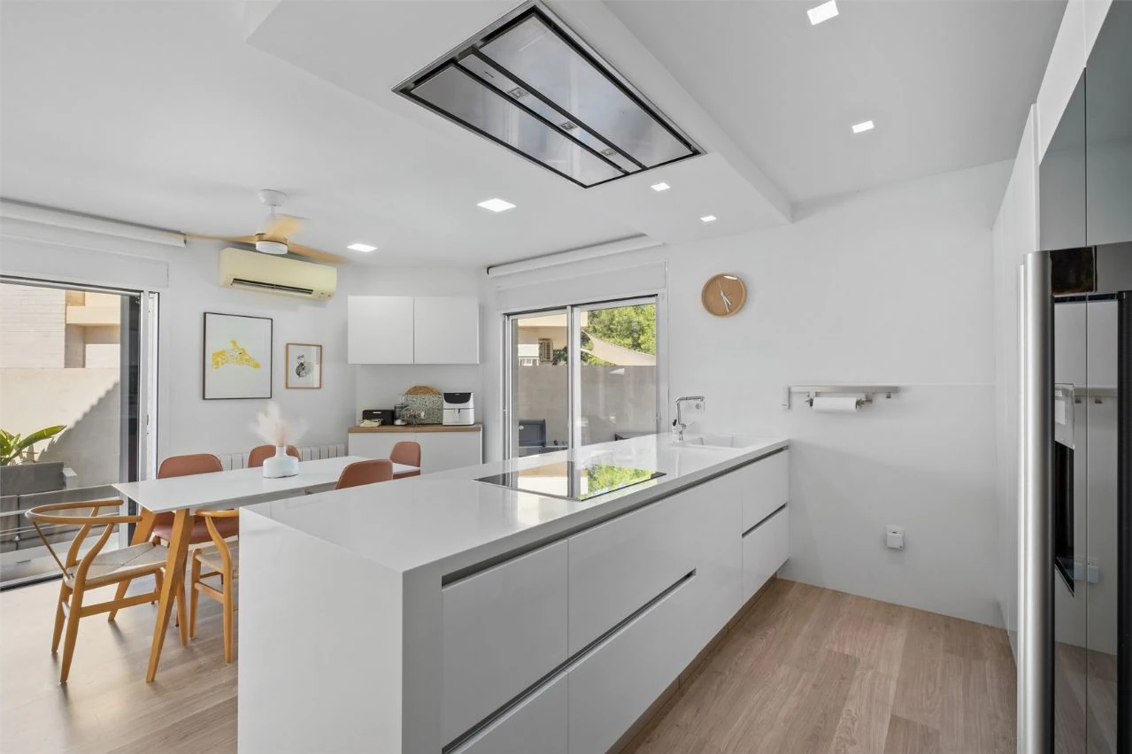 Villa moderne de deux habitations avec piscine, à deux pas de tous les services.