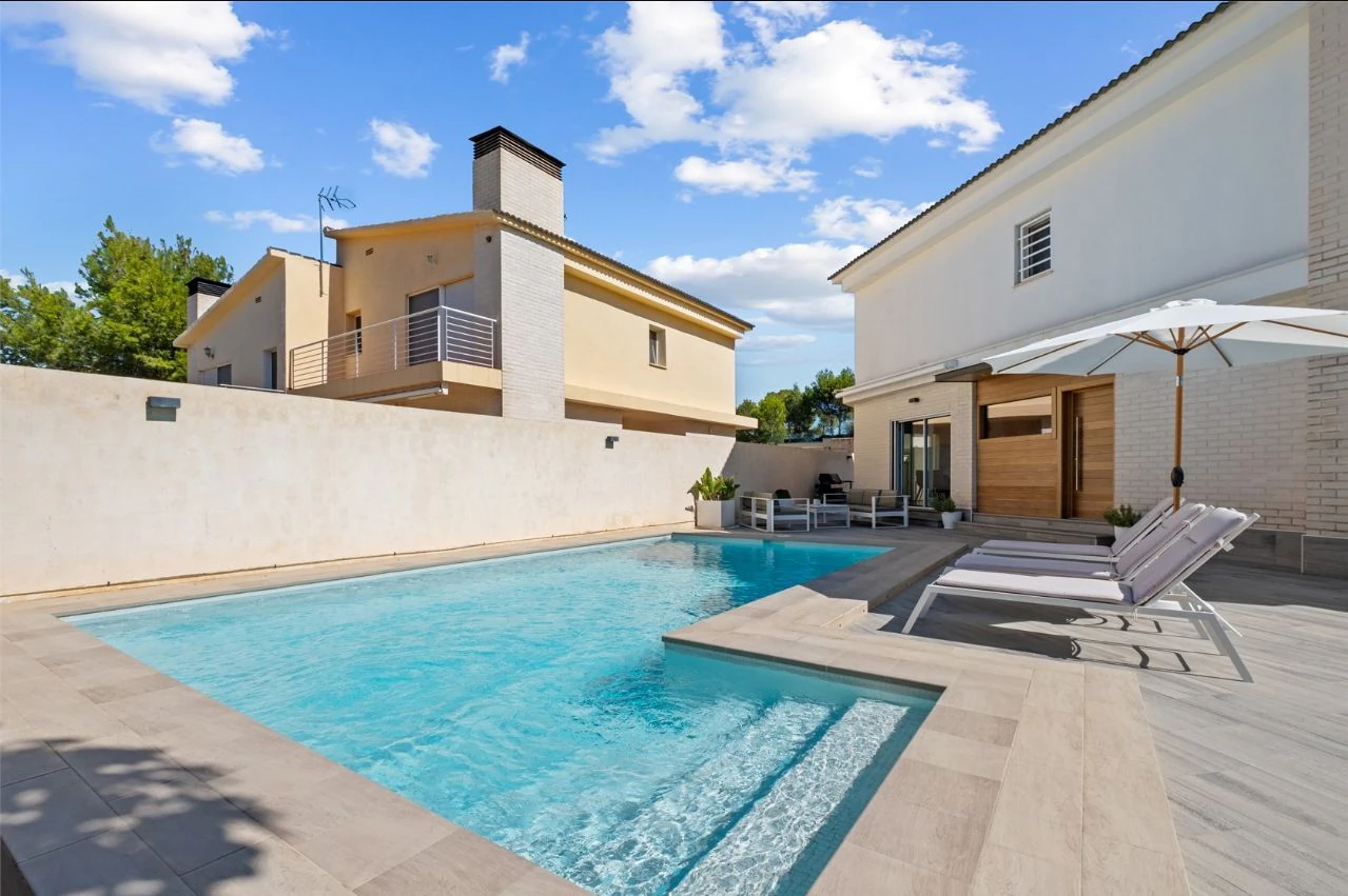 Villa moderne de deux habitations avec piscine, à deux pas de tous les services.