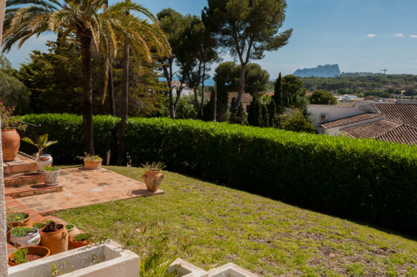 Villa met open zicht en gedeeltelijk zeezicht te koop in Pla Del Mar, Moraira