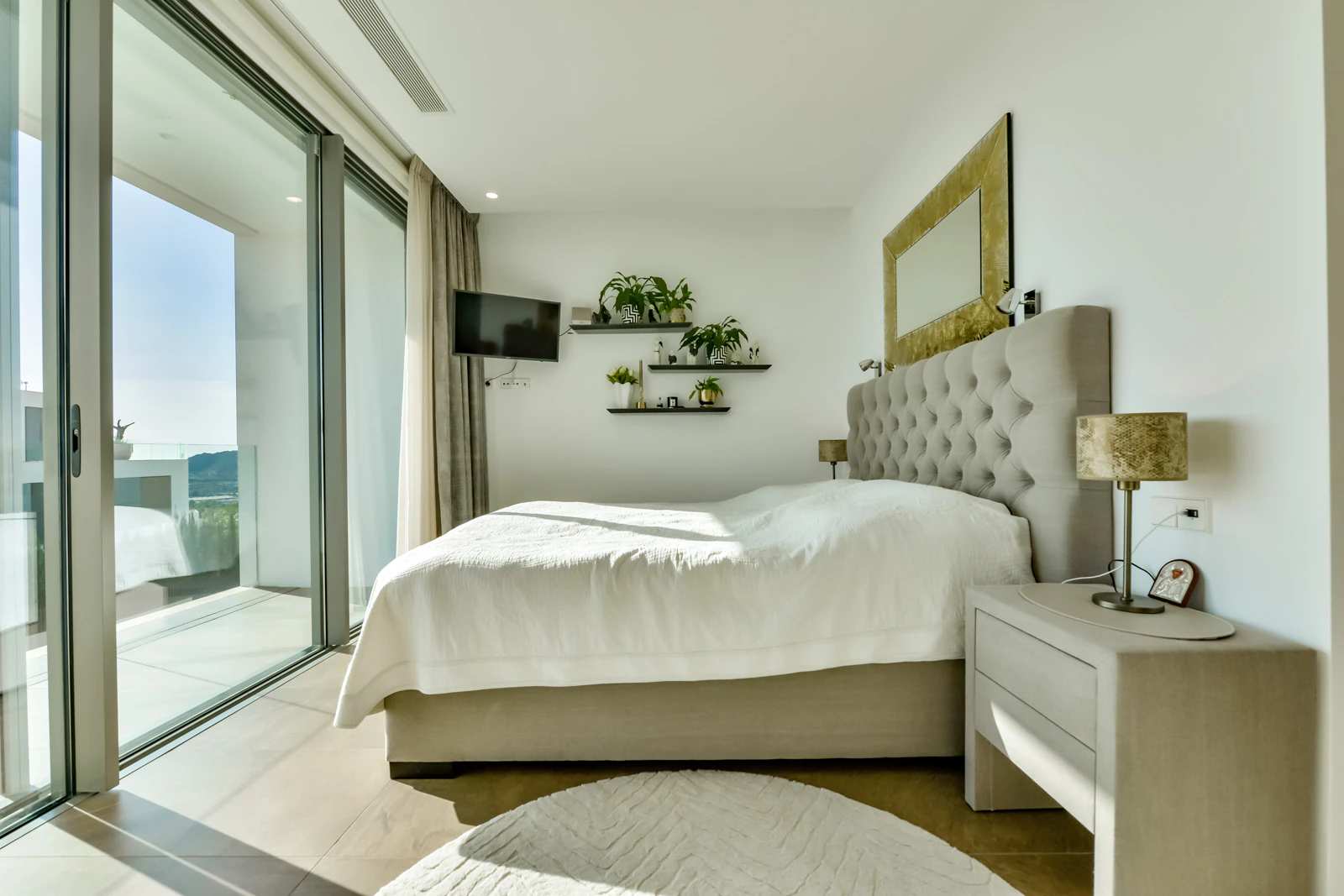 Moderne luxe villa in Sierra Cortina met een groot perceel