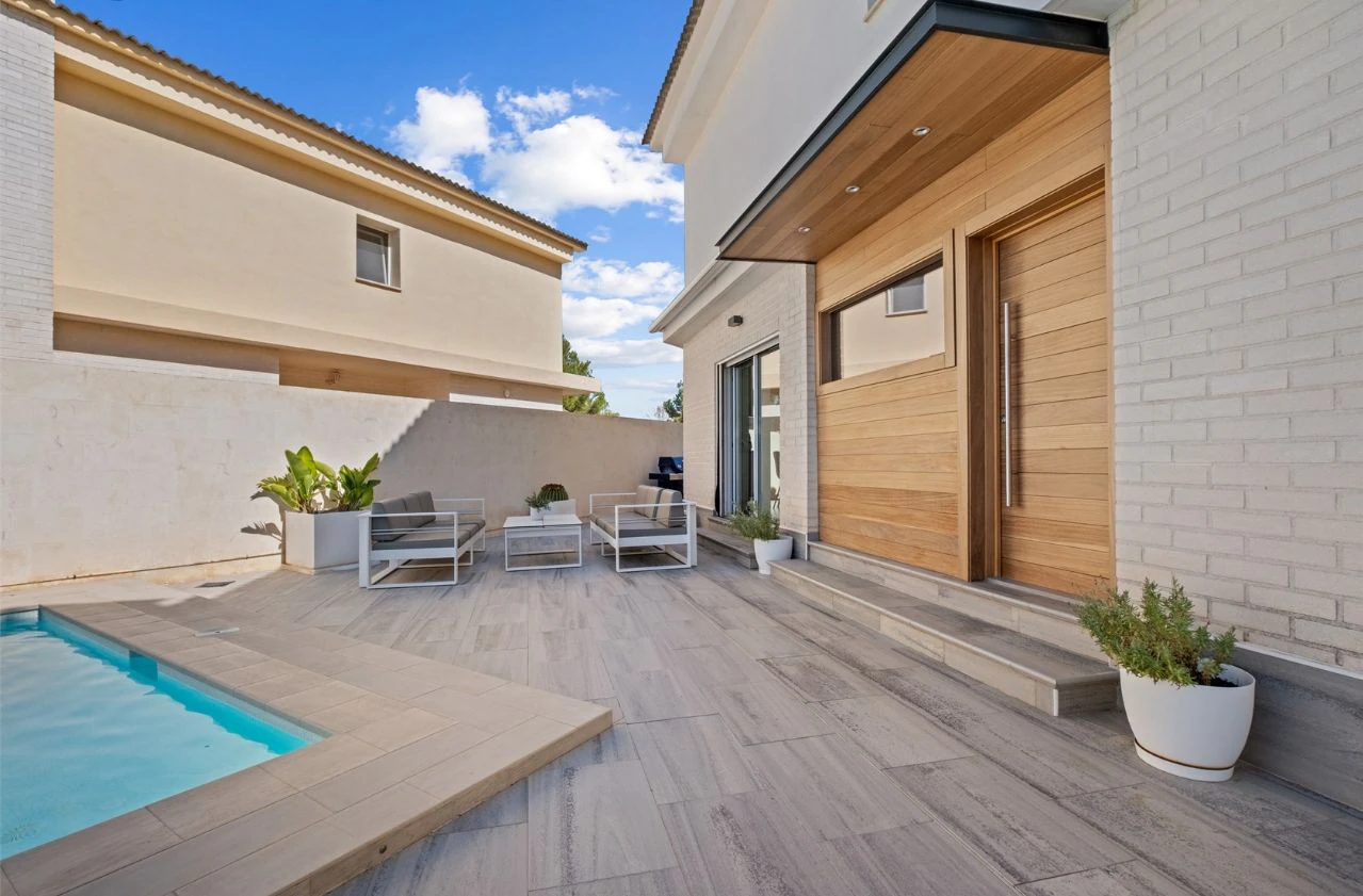 Villa moderne de deux habitations avec piscine, à deux pas de tous les services.