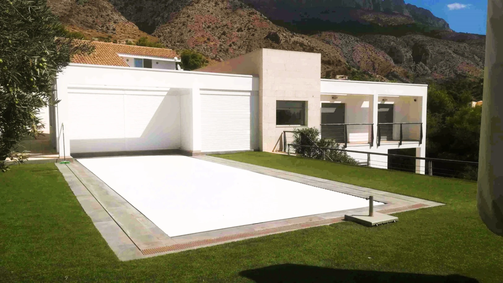 Villa moderne à Altea la Vella avec vue sur la mer et la montagne.