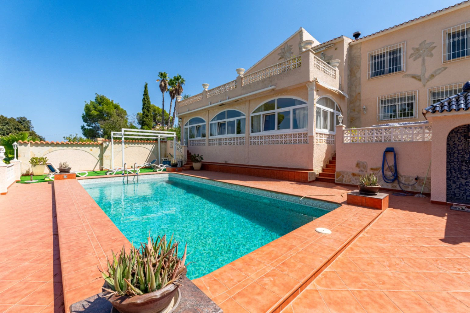 Villa de luxe sur un terrain de 5943 m2 avec vue panoramique.