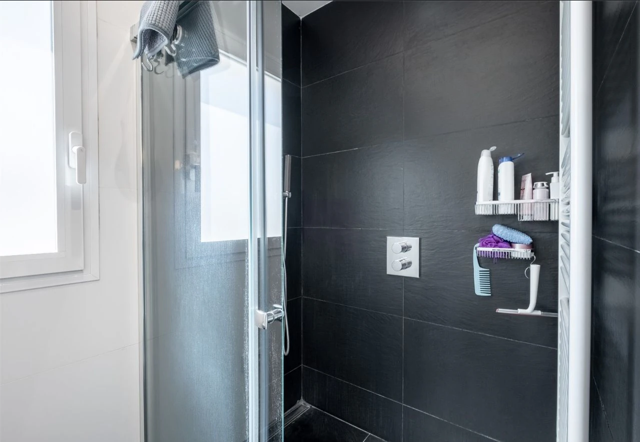 Villa moderne de deux habitations avec piscine, à deux pas de tous les services.