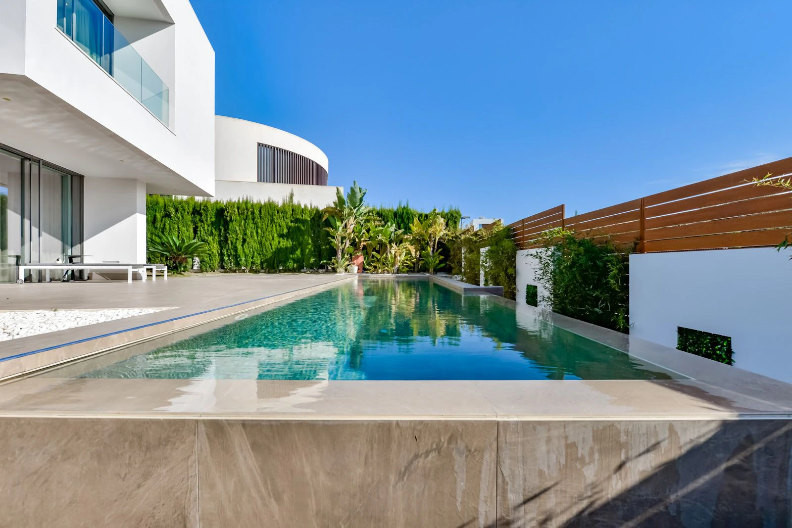 Moderne luxe villa in Sierra Cortina met een groot perceel