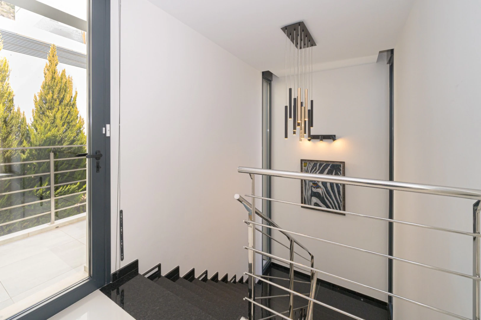 Villa moderne spacieuse avec des vues imprenables sur la mer.