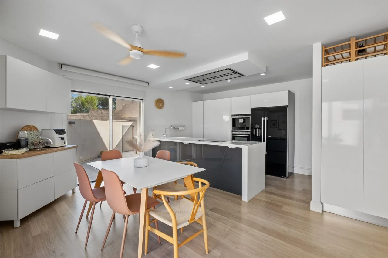 Villa moderne de deux habitations avec piscine, à deux pas de tous les services.