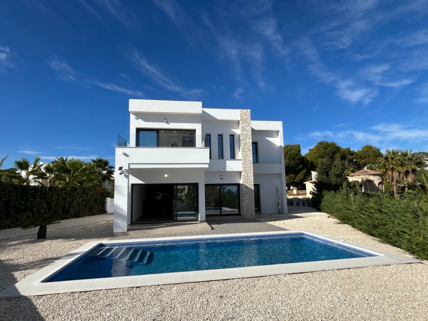 Instapklare nieuwbouwvilla met zeezicht te koop in La Fustera, Benissa