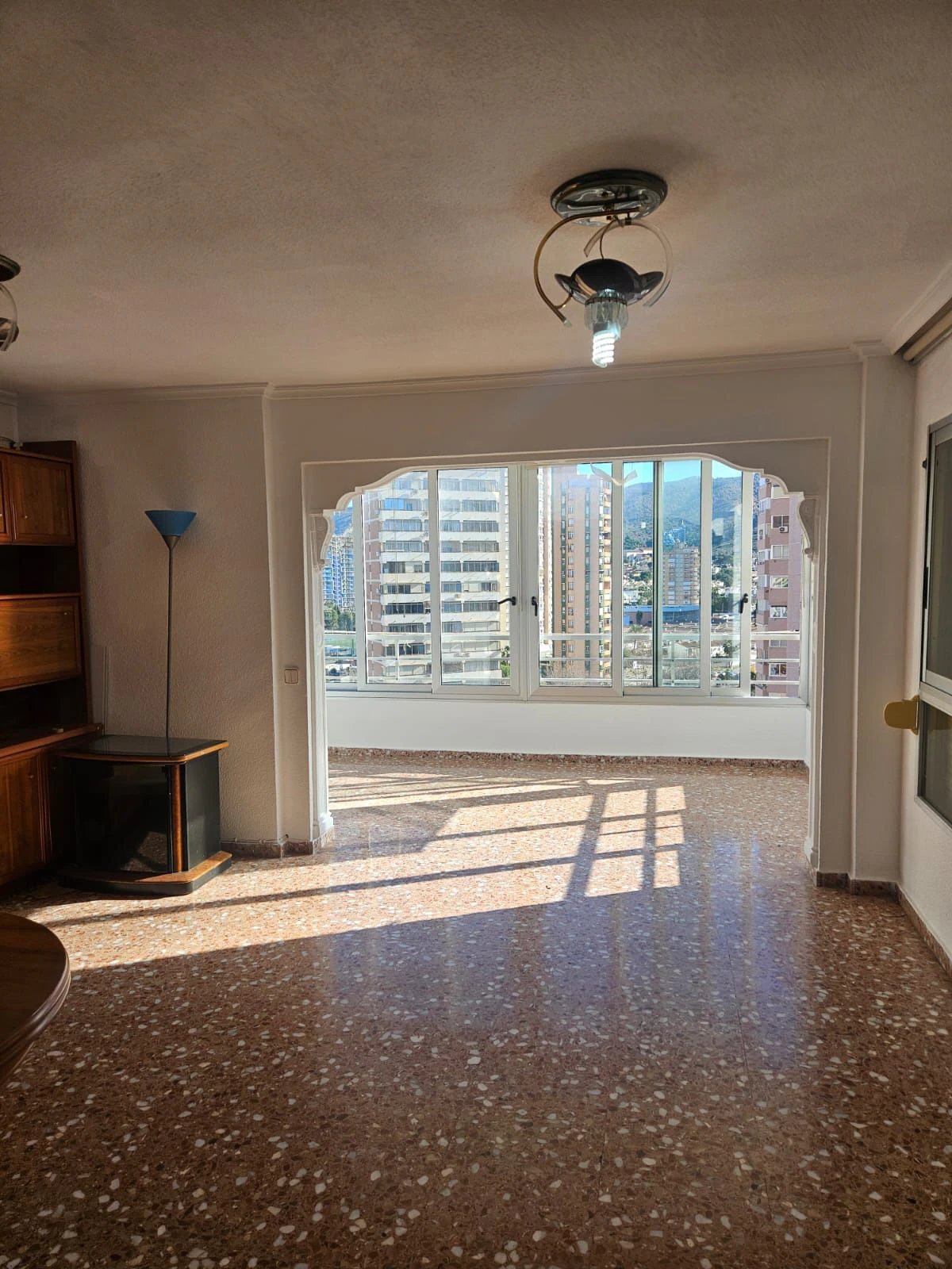Ruim appartement aan de Derramadorstraat.