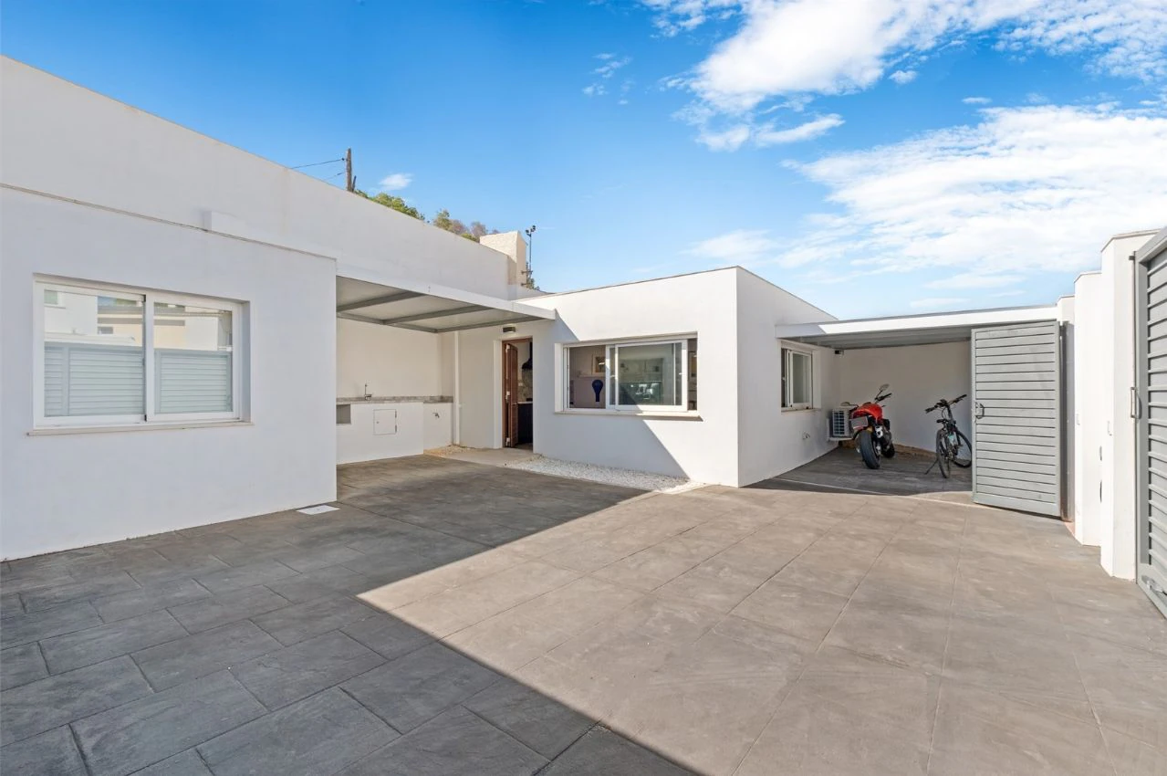 Villa moderne de deux habitations avec piscine, à deux pas de tous les services.