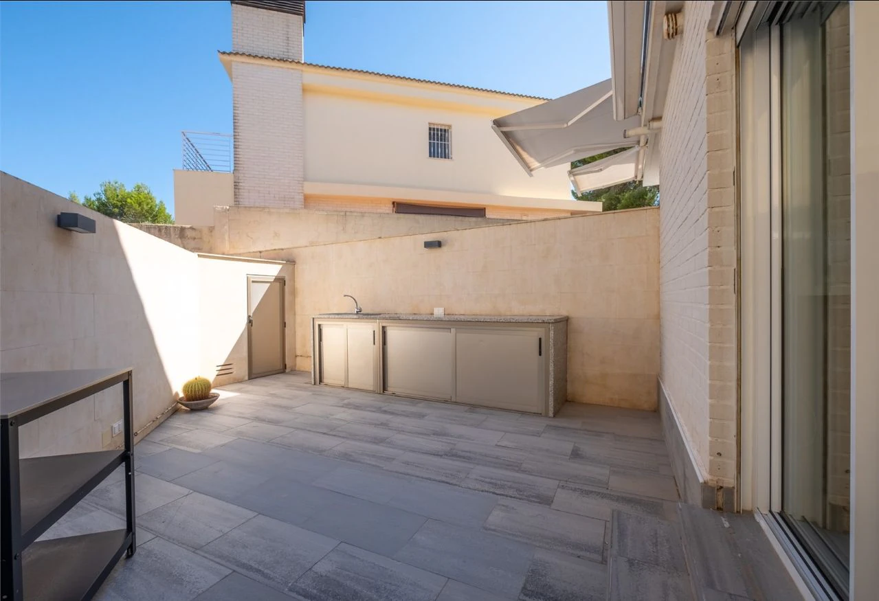 Villa moderne de deux habitations avec piscine, à deux pas de tous les services.