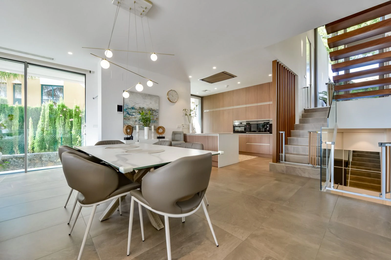 Moderne luxe villa in Sierra Cortina met een groot perceel