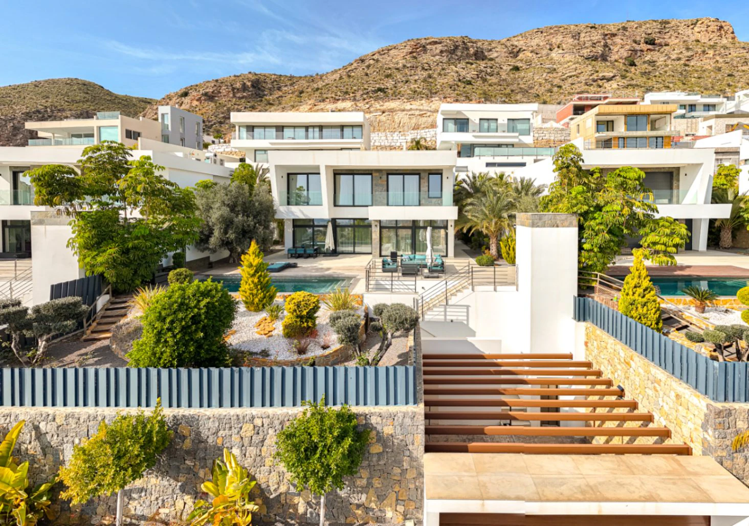 Villa moderne spacieuse avec des vues imprenables sur la mer.