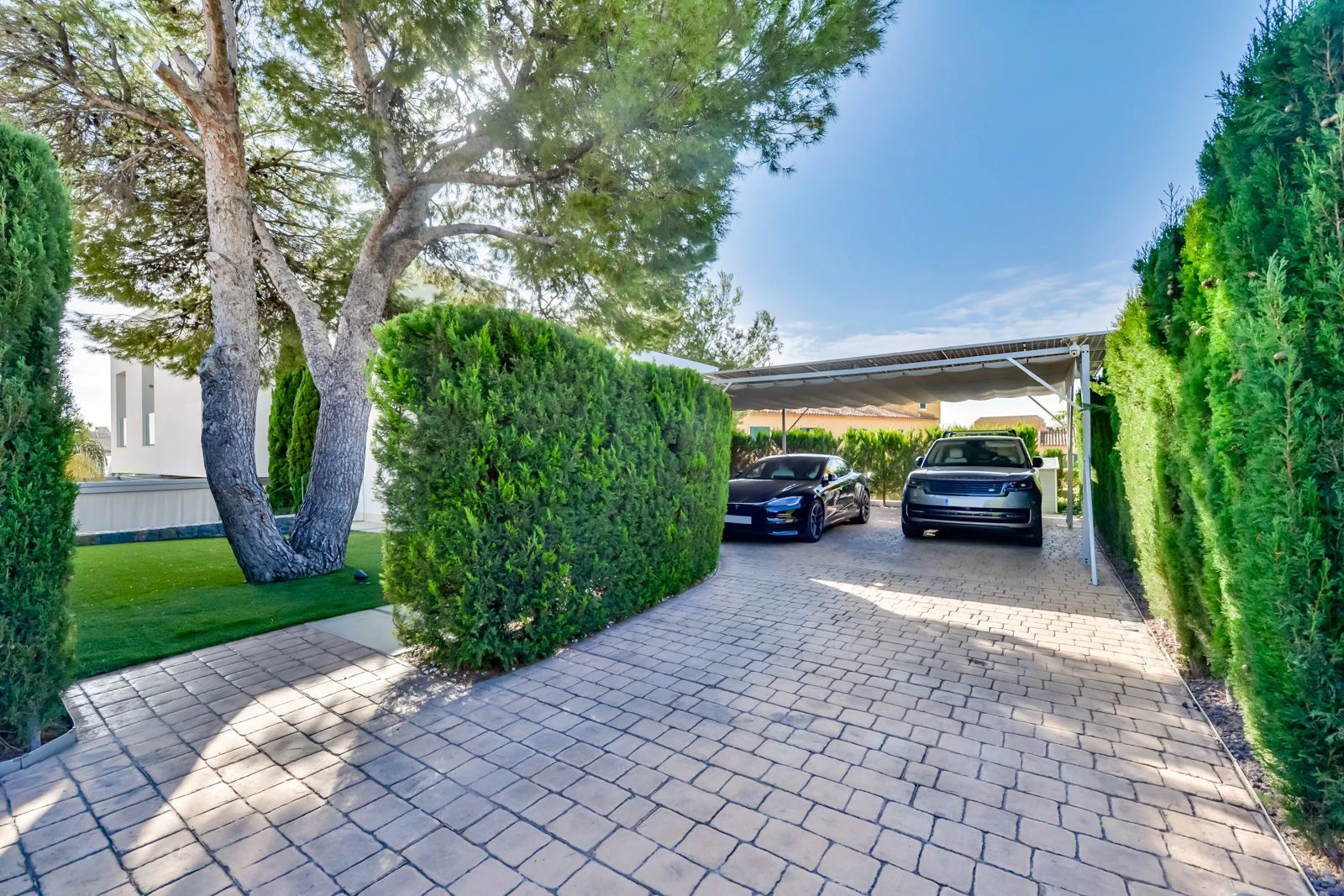 Moderne luxe villa in Sierra Cortina met een groot perceel