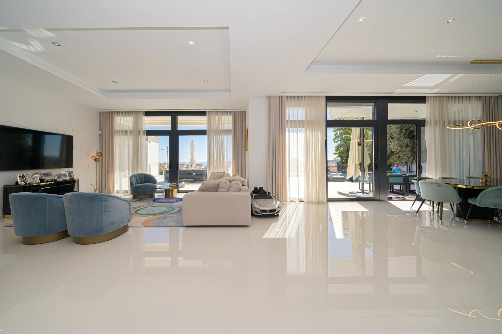 Villa moderne spacieuse avec des vues imprenables sur la mer.