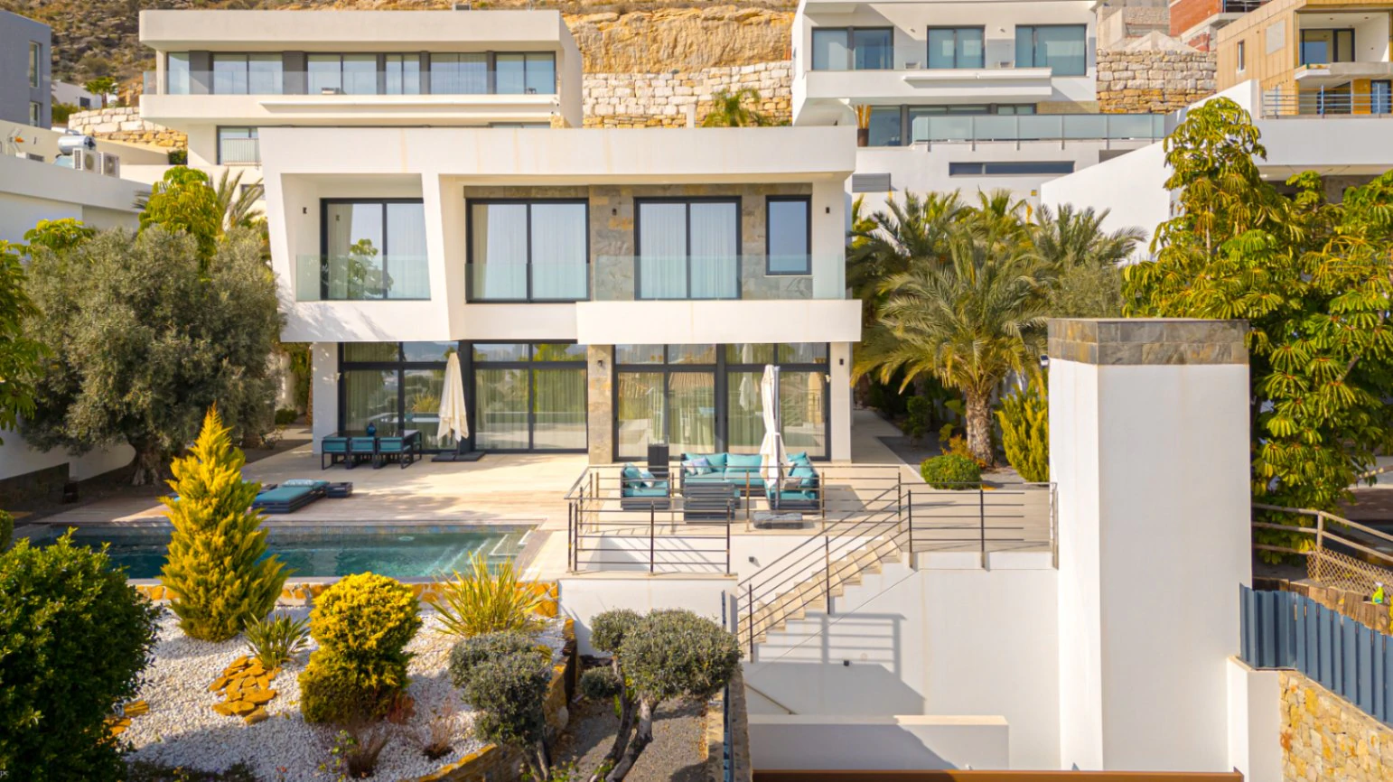 Villa moderne spacieuse avec des vues imprenables sur la mer.