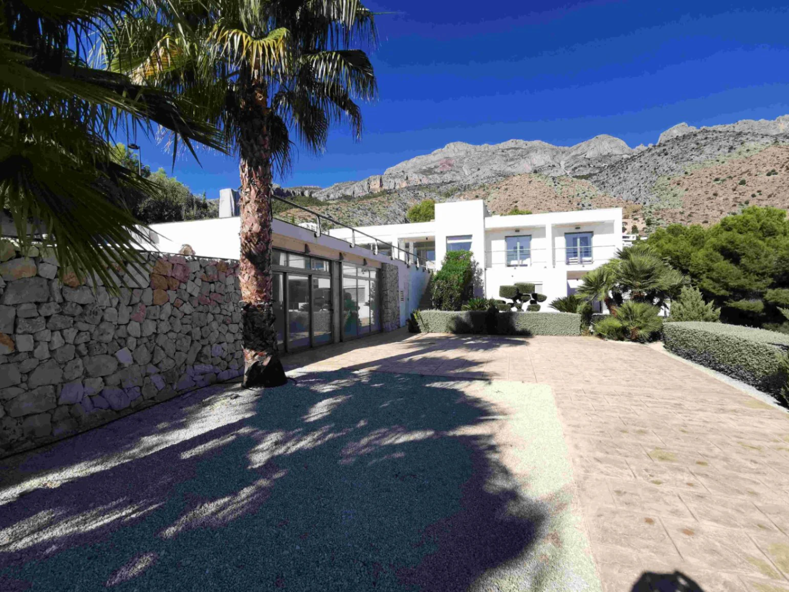 Villa moderne à Altea la Vella avec vue sur la mer et la montagne.