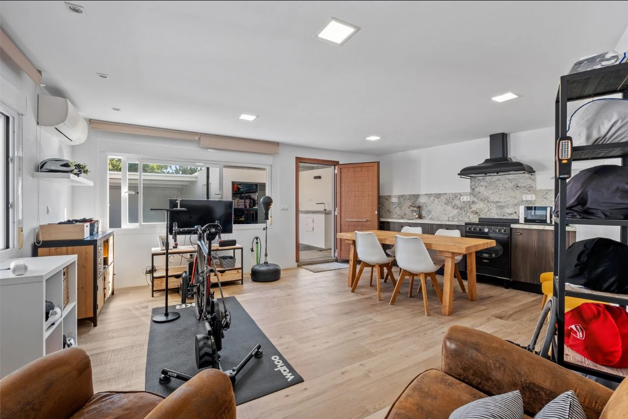 Villa moderne de deux habitations avec piscine, à deux pas de tous les services.