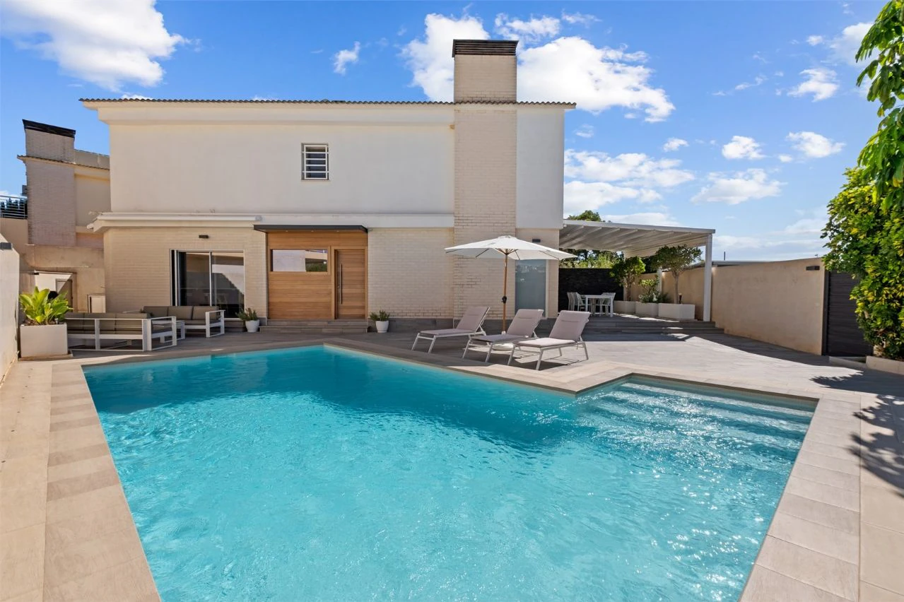 Villa moderne de deux habitations avec piscine, à deux pas de tous les services.