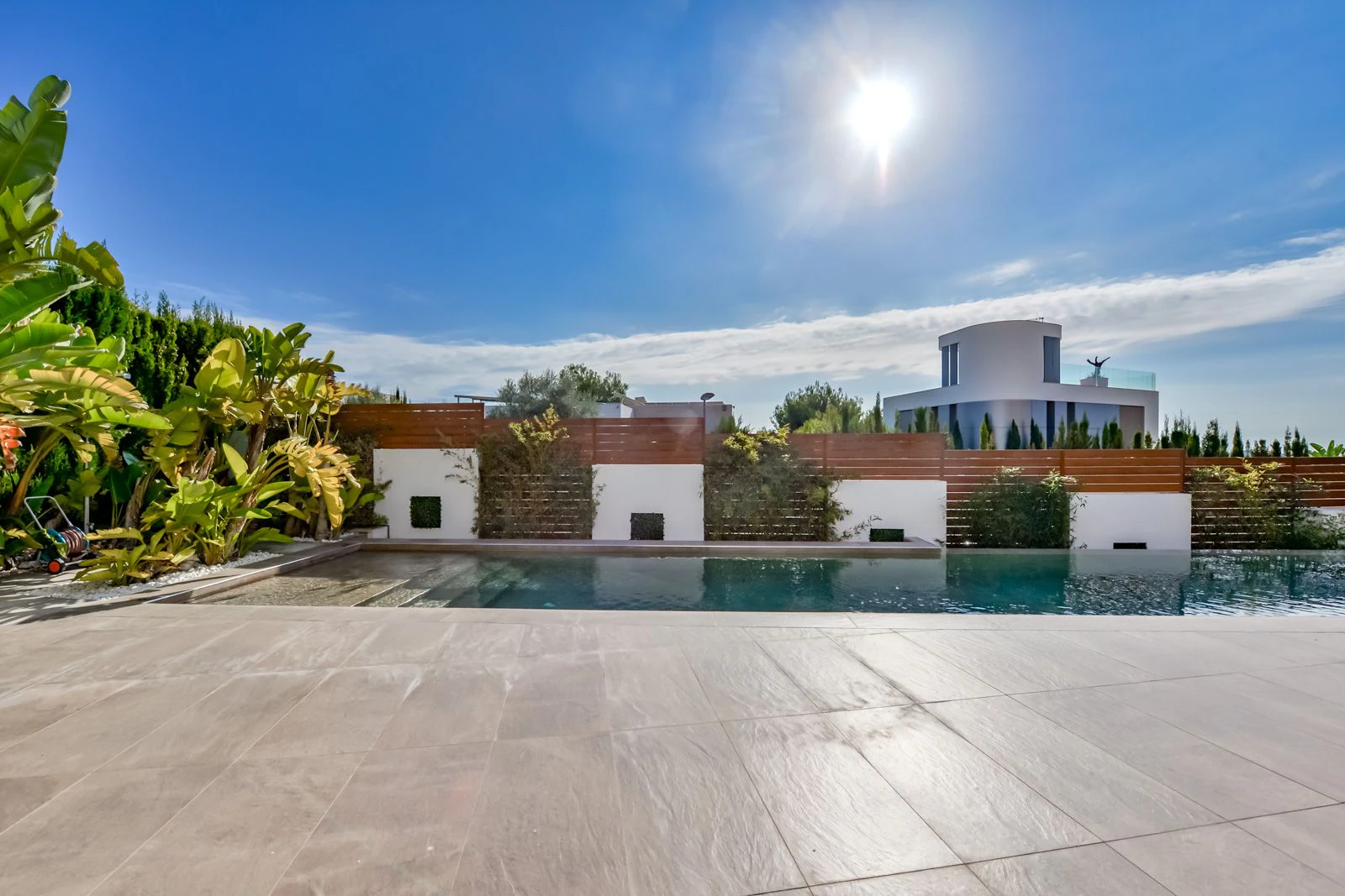 Moderne luxe villa in Sierra Cortina met een groot perceel