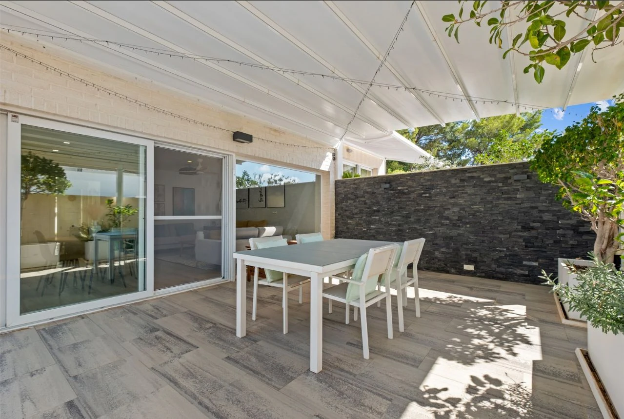 Villa moderne de deux habitations avec piscine, à deux pas de tous les services.
