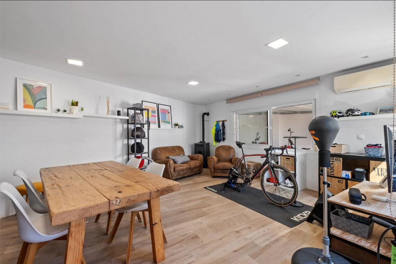 Villa moderne de deux habitations avec piscine, à deux pas de tous les services.