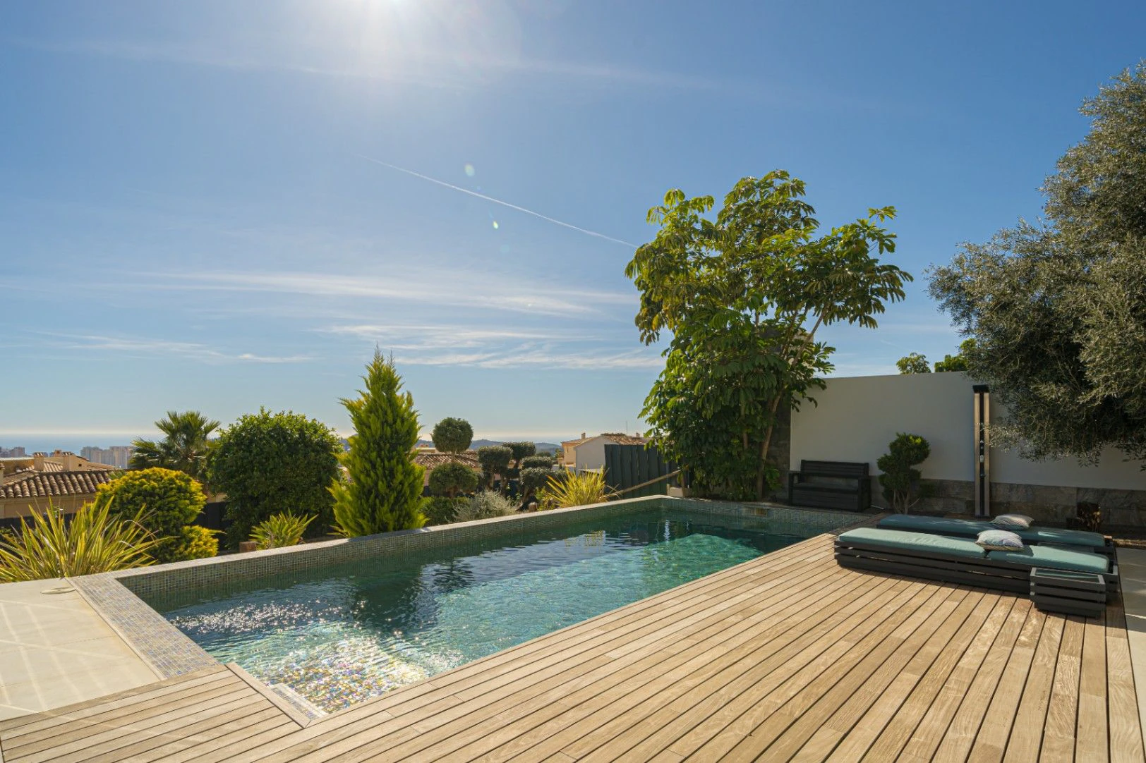 Villa moderne spacieuse avec des vues imprenables sur la mer.