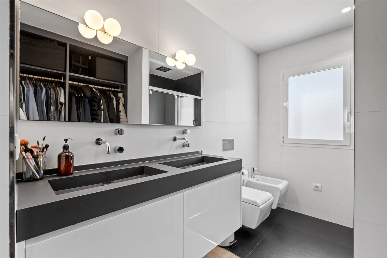 Villa moderne de deux habitations avec piscine, à deux pas de tous les services.
