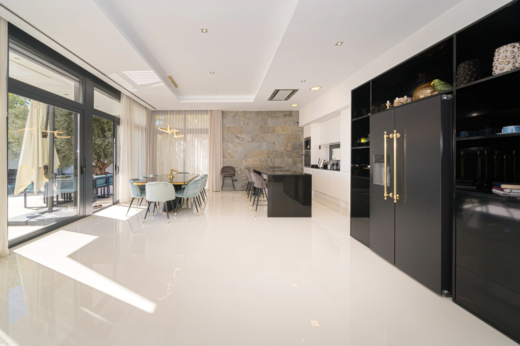 Villa moderne spacieuse avec des vues imprenables sur la mer.