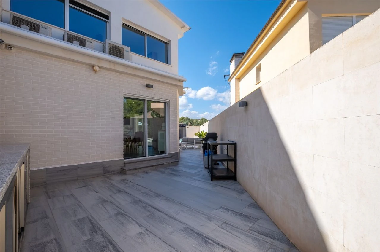 Villa moderne de deux habitations avec piscine, à deux pas de tous les services.