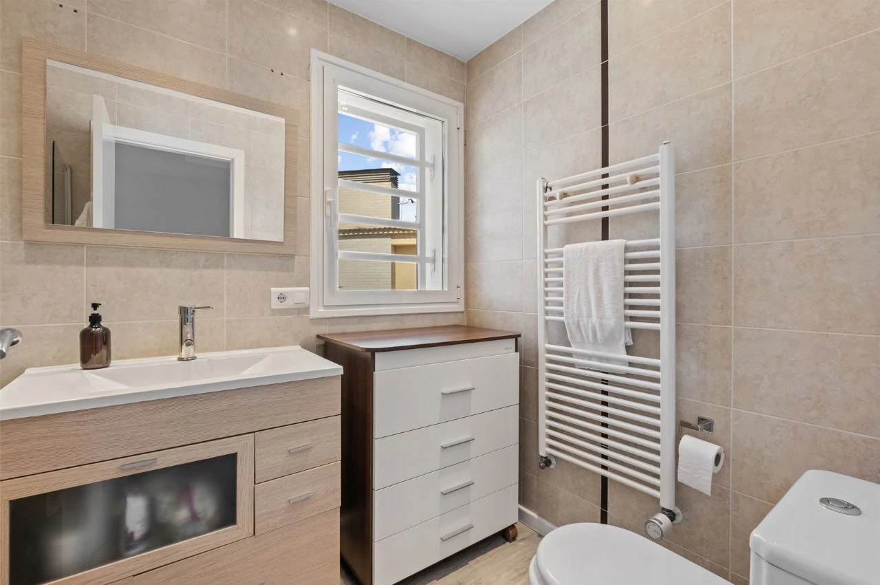 Villa moderne de deux habitations avec piscine, à deux pas de tous les services.