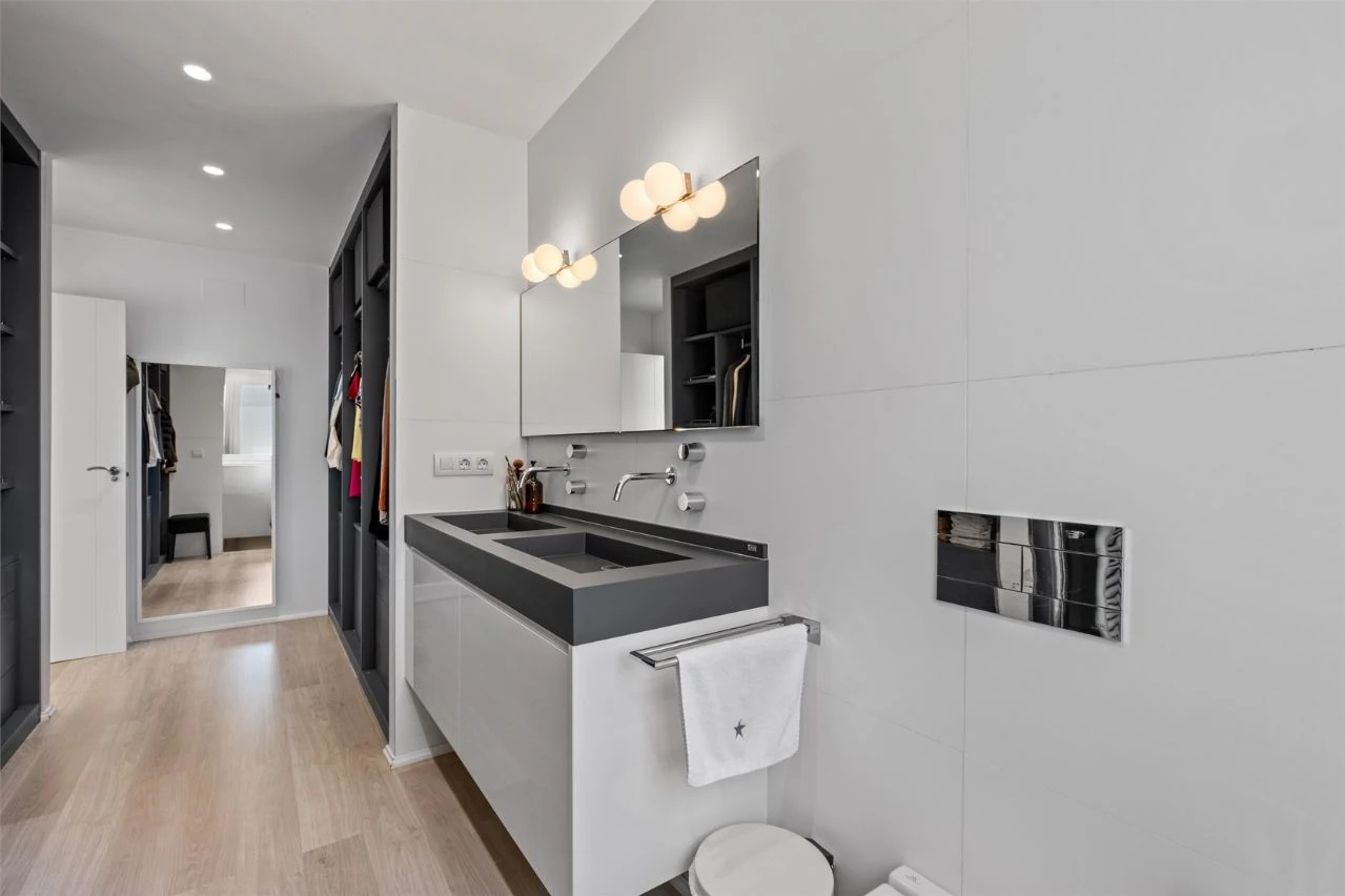 Villa moderne de deux habitations avec piscine, à deux pas de tous les services.