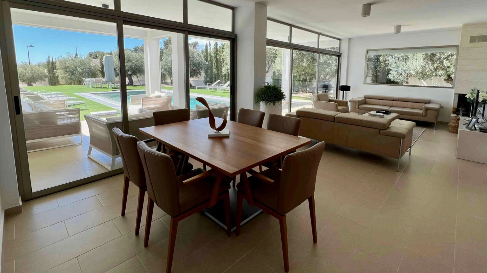 Villa moderne à Altea la Vella avec vue sur la mer et la montagne.