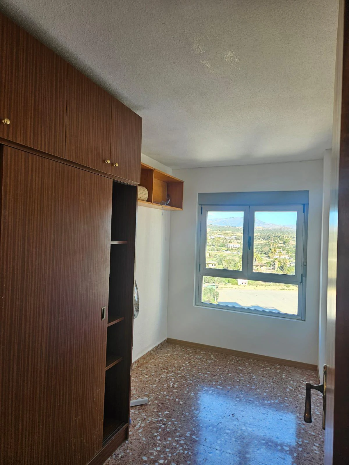 Ruim appartement aan de Derramadorstraat.