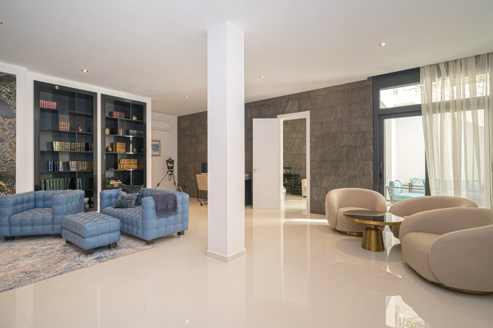 Villa moderne spacieuse avec des vues imprenables sur la mer.