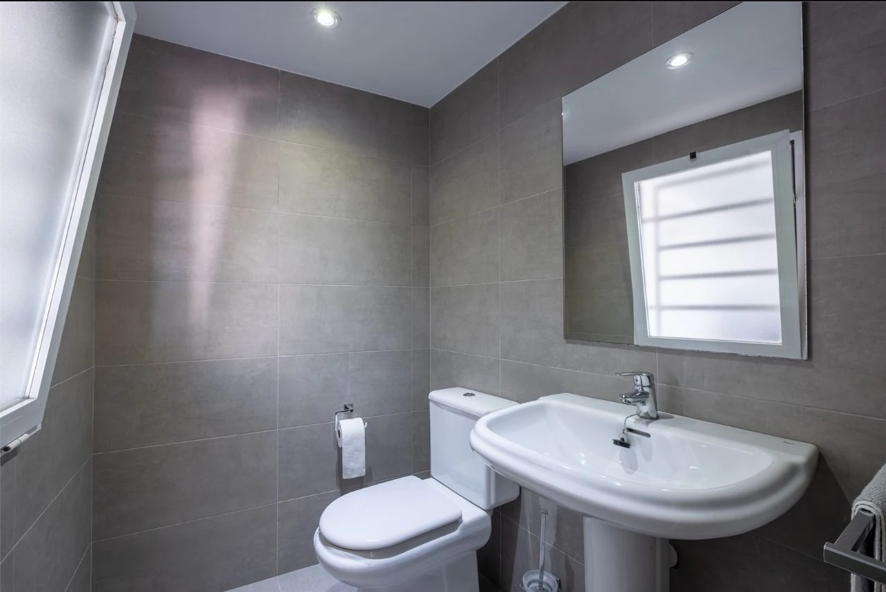 Villa moderne de deux habitations avec piscine, à deux pas de tous les services.