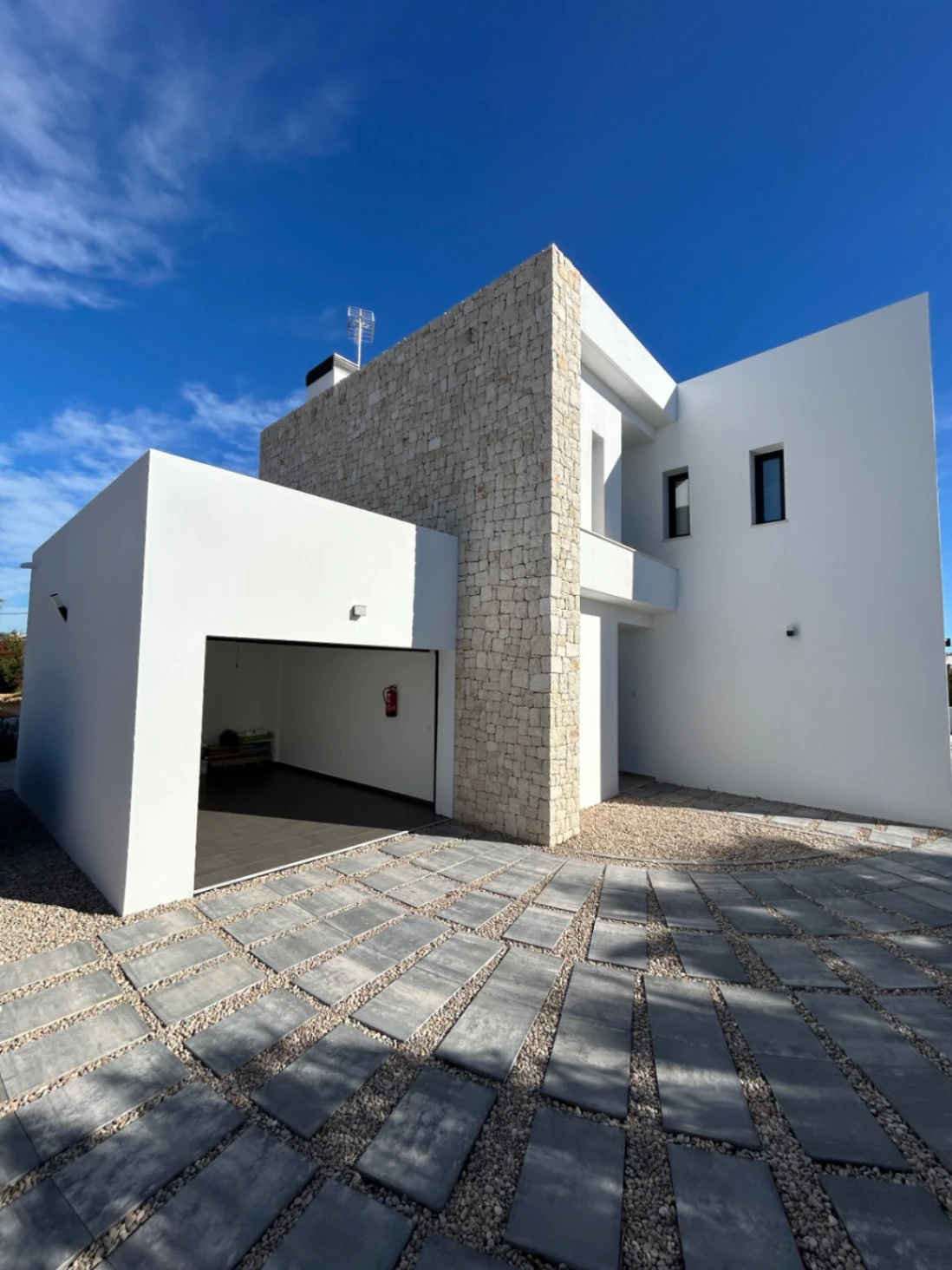Instapklare nieuwbouwvilla met zeezicht te koop in La Fustera, Benissa