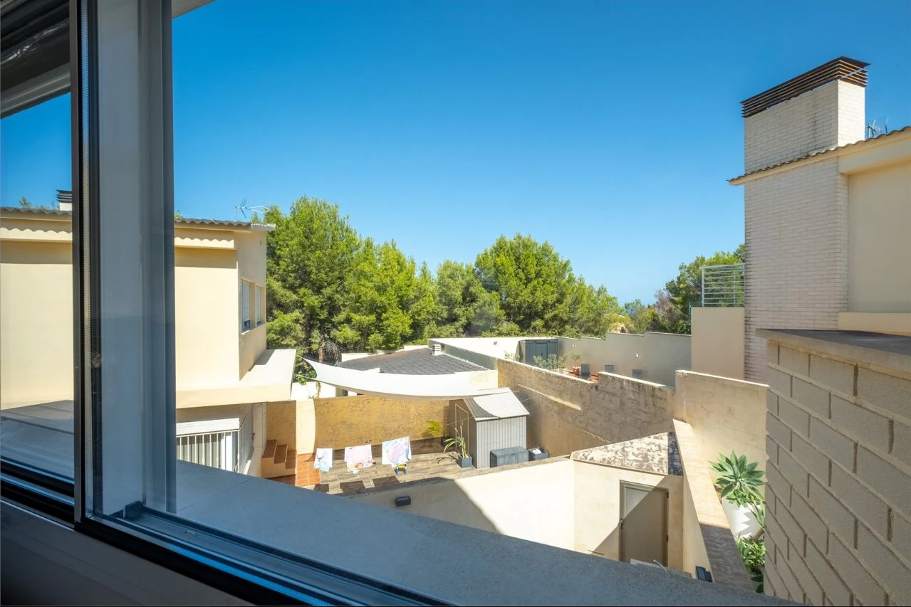 Villa moderne de deux habitations avec piscine, à deux pas de tous les services.