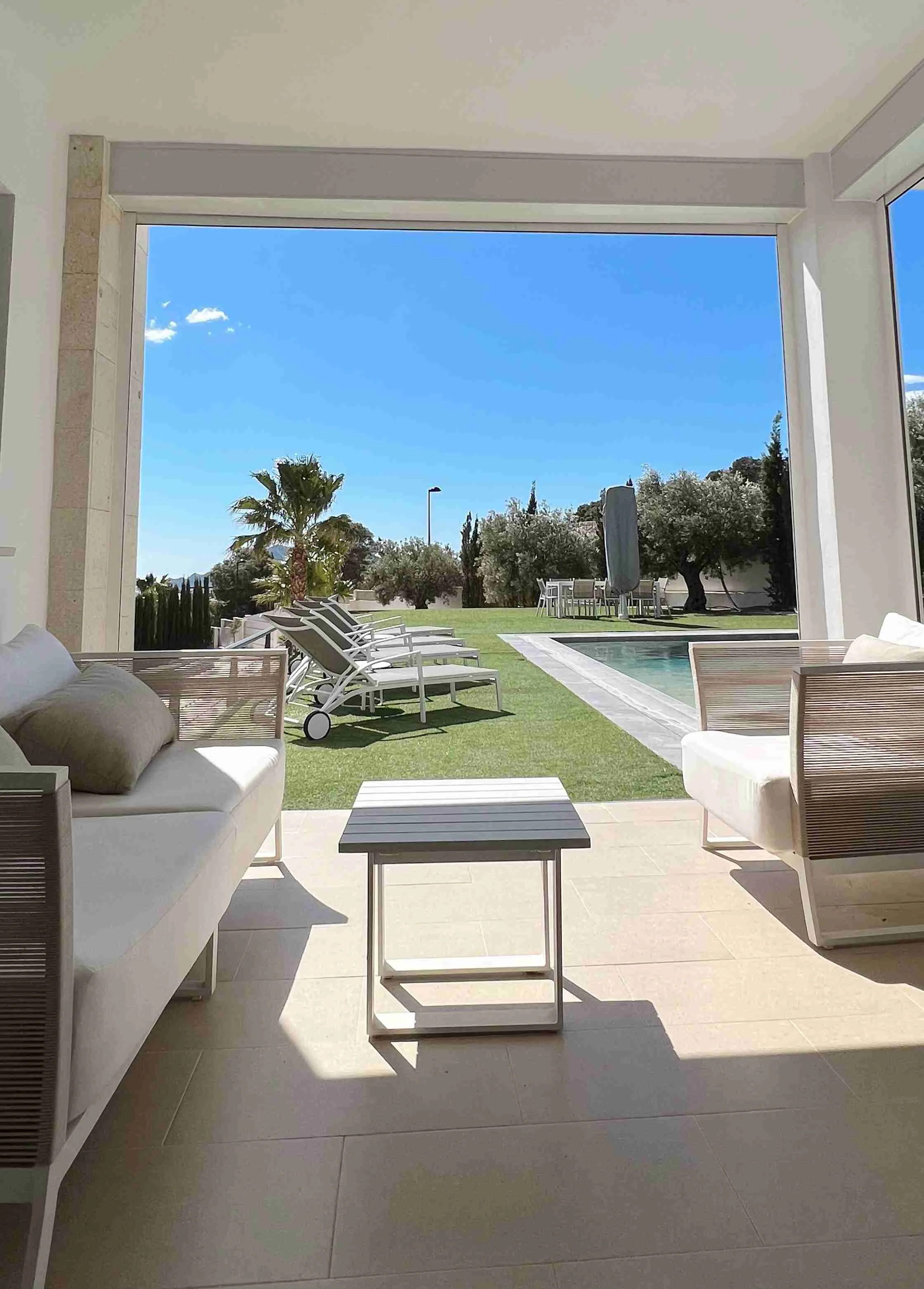 Villa moderne à Altea la Vella avec vue sur la mer et la montagne.