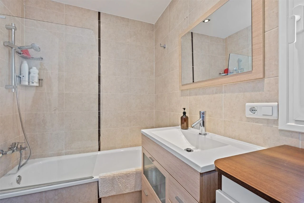 Villa moderne de deux habitations avec piscine, à deux pas de tous les services.