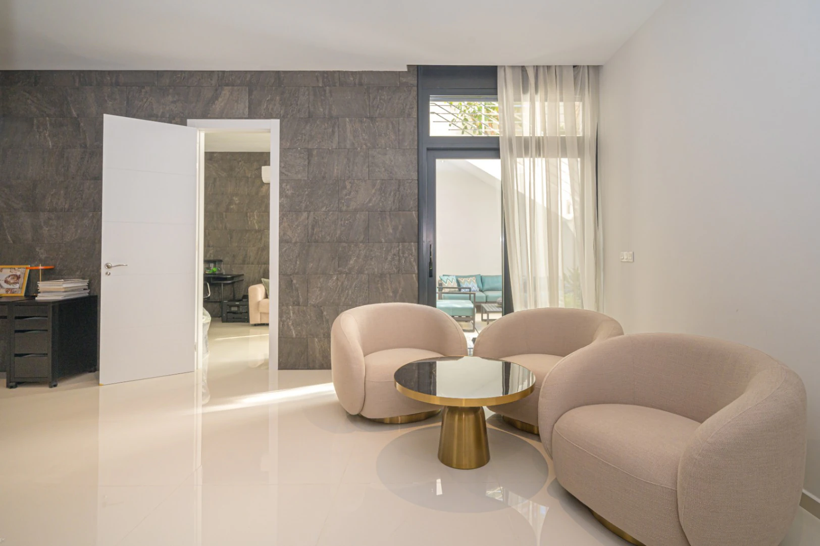 Villa moderne spacieuse avec des vues imprenables sur la mer.