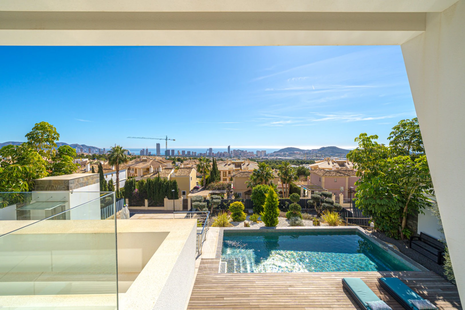 Villa moderne spacieuse avec des vues imprenables sur la mer.