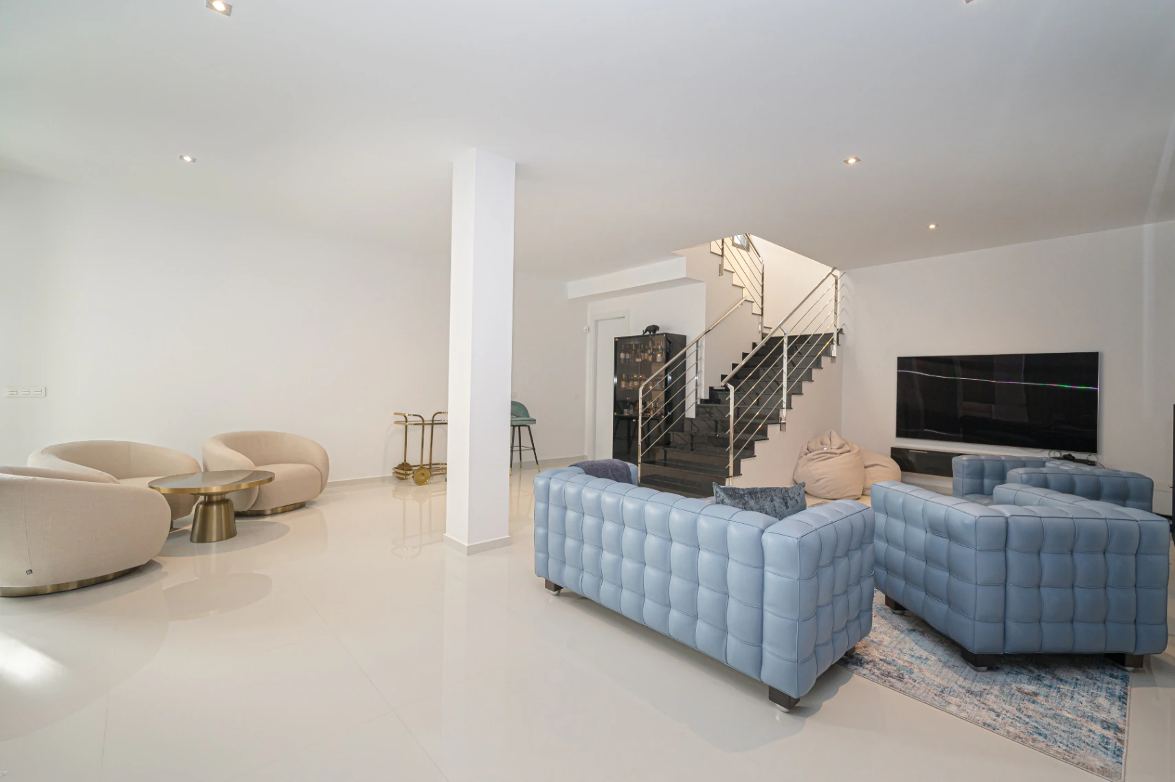 Villa moderne spacieuse avec des vues imprenables sur la mer.