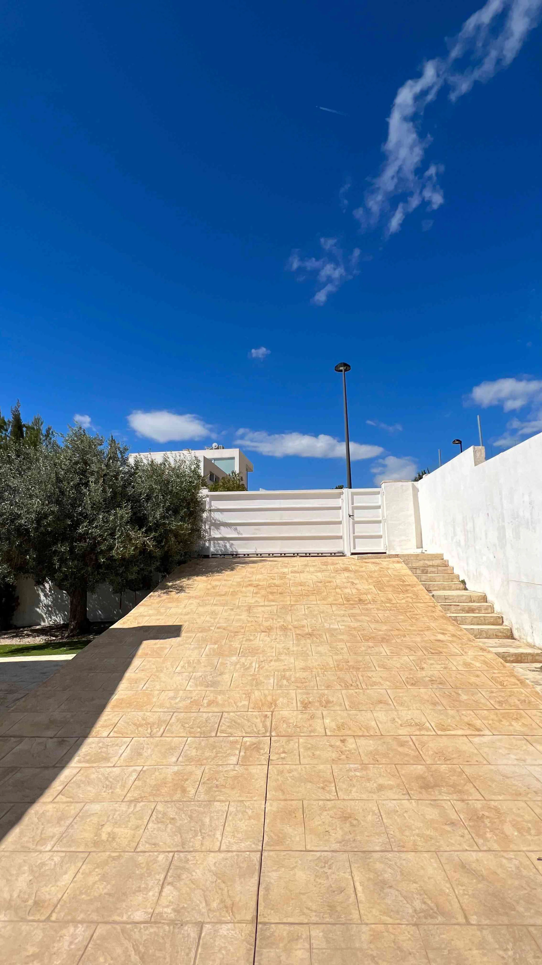 Villa moderne à Altea la Vella avec vue sur la mer et la montagne.