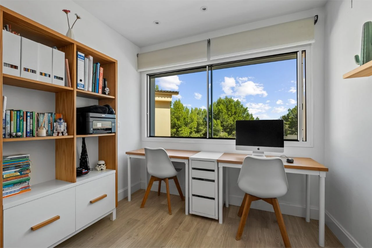 Villa moderne de deux habitations avec piscine, à deux pas de tous les services.