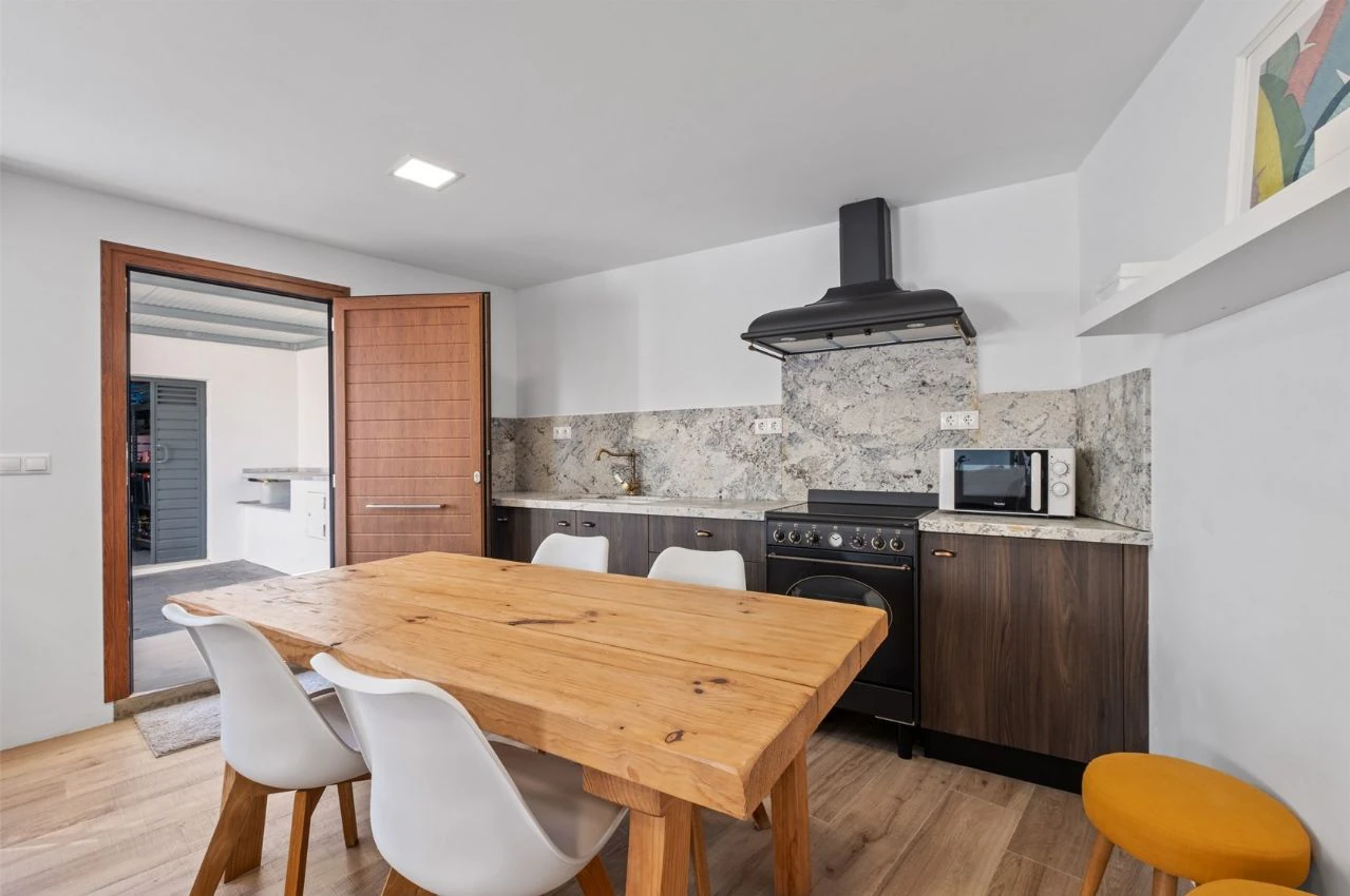Villa moderne de deux habitations avec piscine, à deux pas de tous les services.