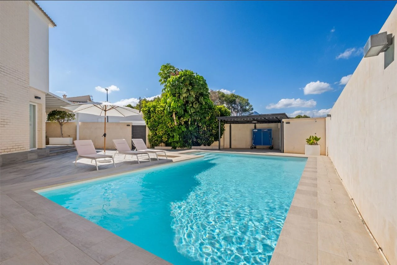 Villa moderne de deux habitations avec piscine, à deux pas de tous les services.